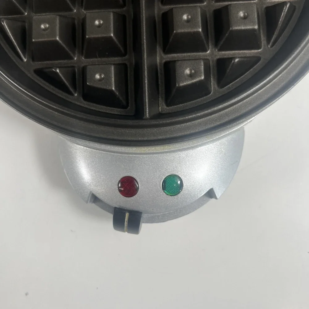 VillaWare UNO Belgian Waffle Maker Silver Round Waffler‎ 2002 1000W Electric